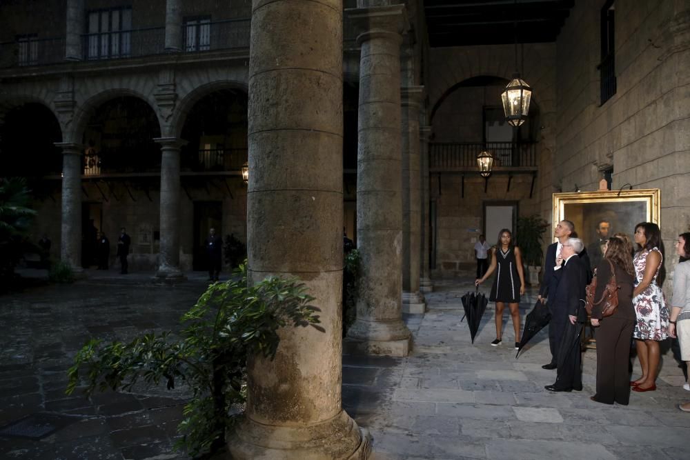 Los Obama visitan La Habana Vieja.