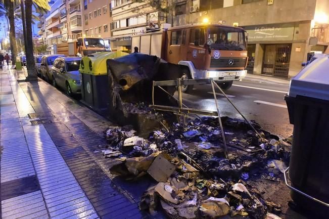 Contenedores quemados en la avenida 1º de Mayo