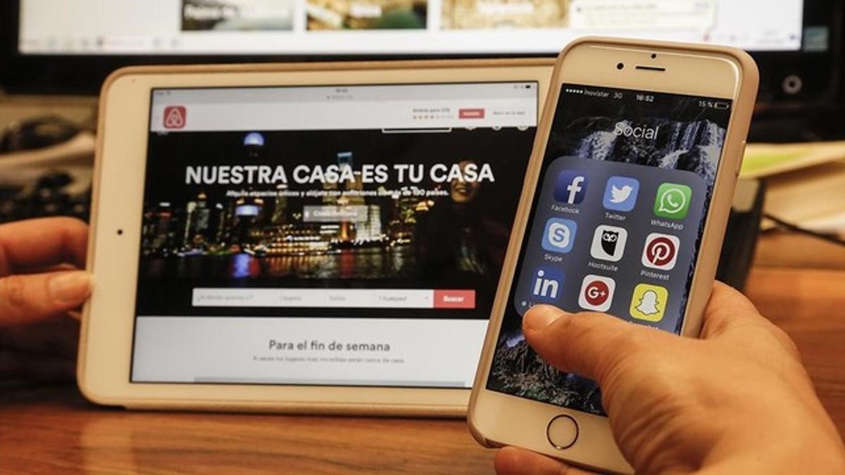 Redes sociales en una tableta y un móvil.