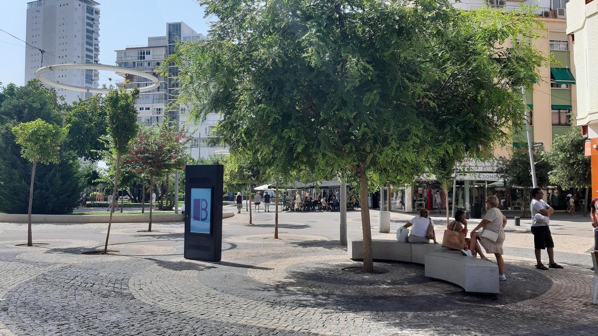Los vecinos y turistas se refugian del calor bajo los árboles.