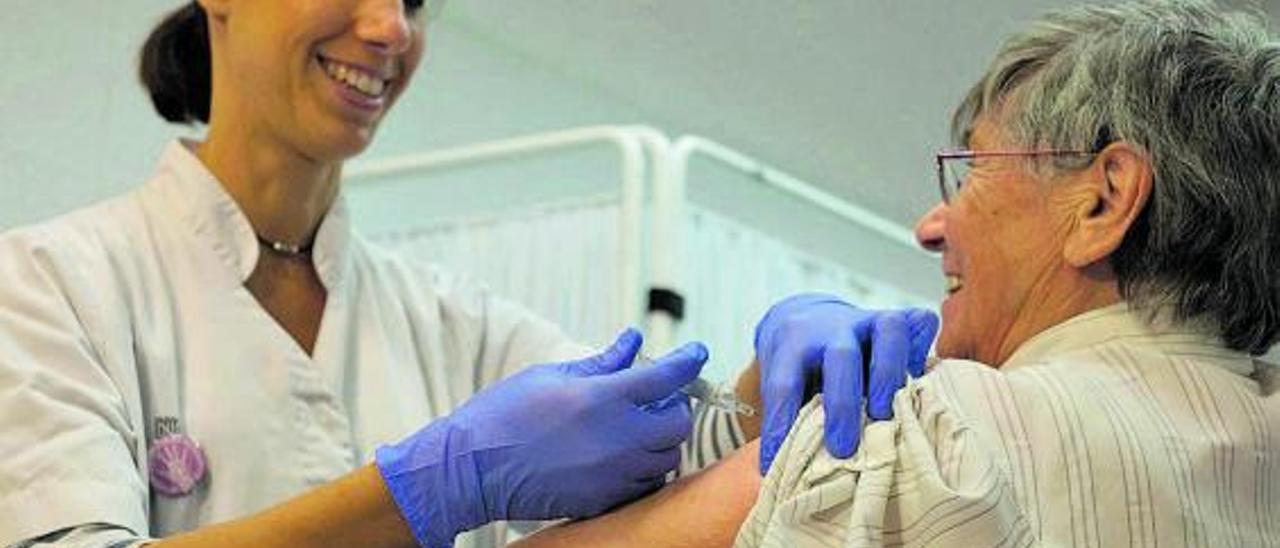 Imagen de la vacunación antigripal en la que Balears no destaca por sus grandes coberturas.  | GUILLEM BOSCH