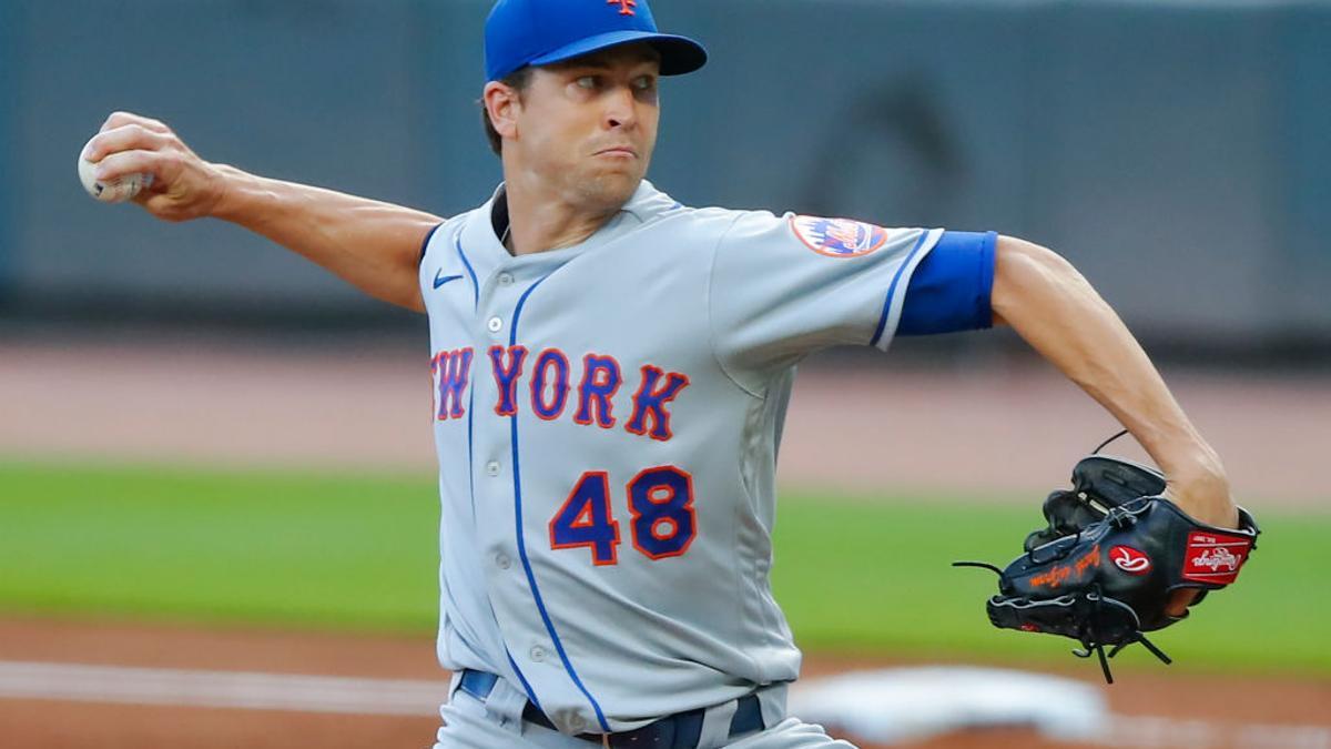 Jacob deGrom, lanzando para los Mets.