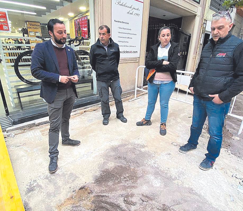 Un momento de la visita de Toledo a la obra de la zona de bajas emisiones de Conde Pestagua.