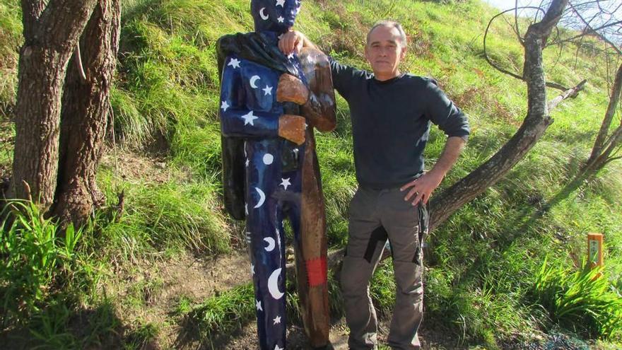 Pedro Bueno junto a la figura restaurada de &quot;El hombre del saco&quot;.