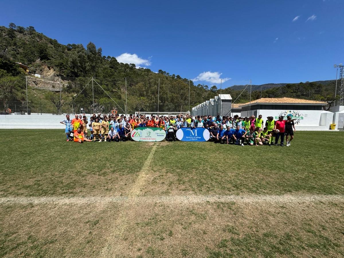 Foto de familia de los premiados.