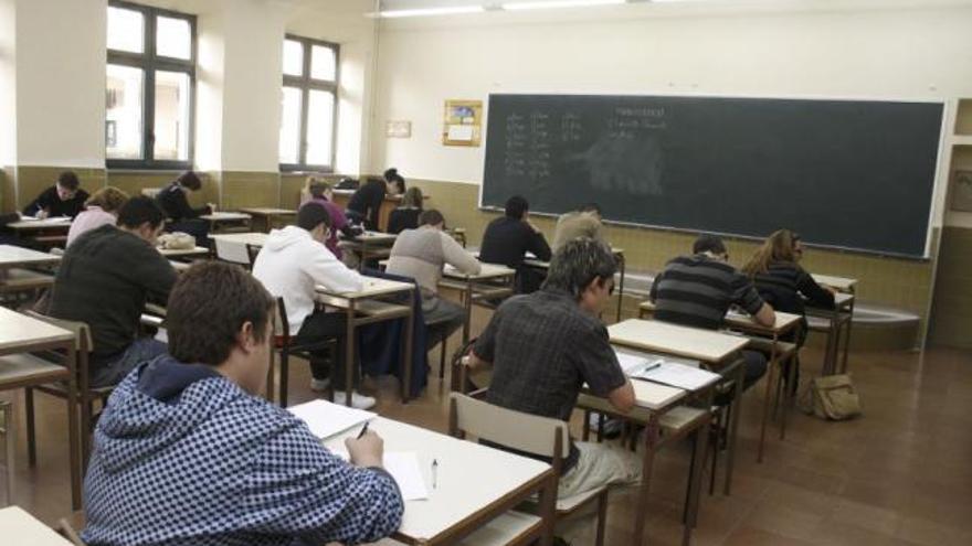 Alumnos durante la prueba de acceso a FP en el Centro Integrado de la capital.