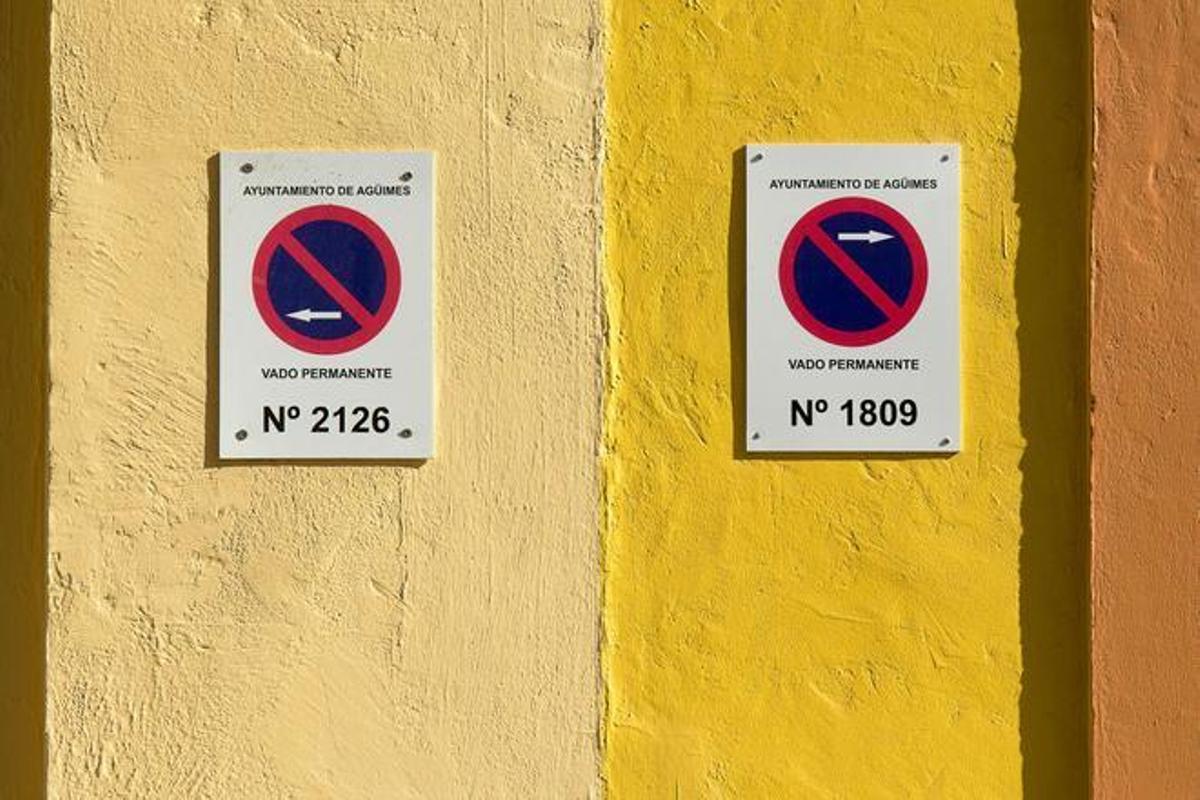 La DGT lo deja claro: un vado pintado sin placa oficial no tiene validez