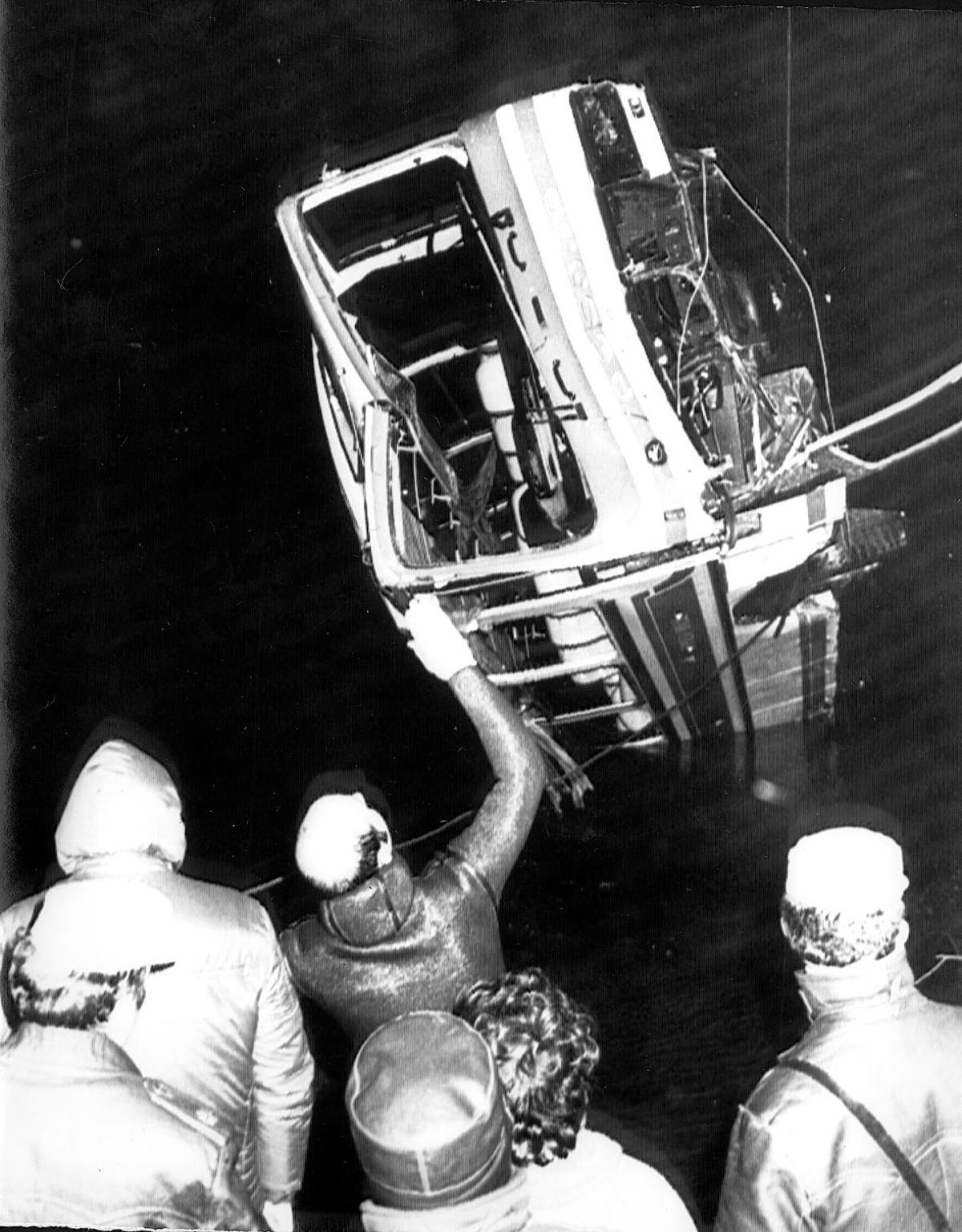 Imagen de la extracción del autobús precipitado al río Órbigo. Se recuperaron 12 cuerpos de su interior.