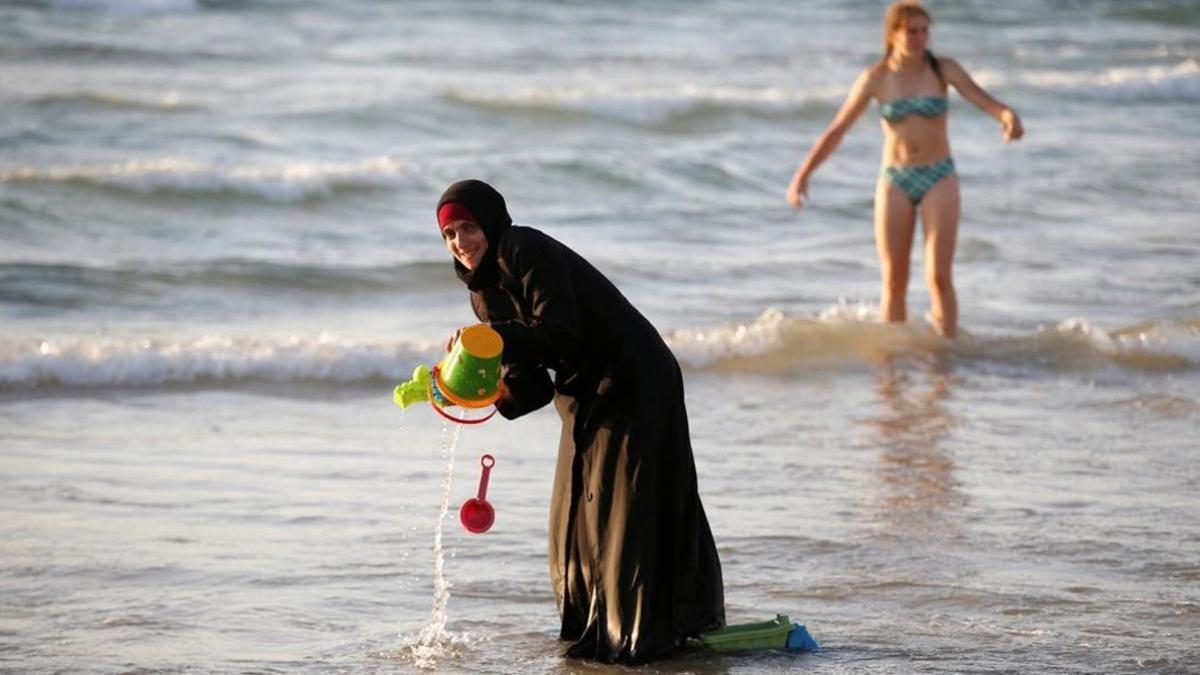 Una mujer musulmana ataviada con un hijab.