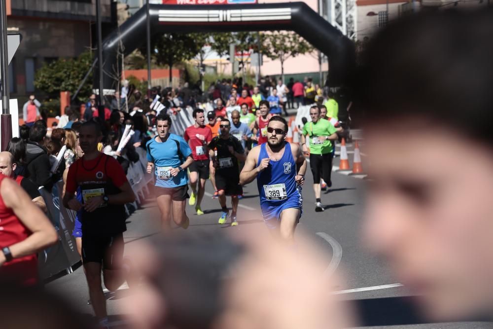 Más de dos mil deportistas corrieron esta mañana en la prueba que discurría por el centro de la ciudad del Louro