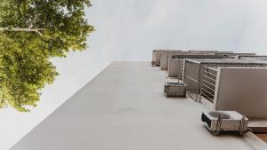 Colocar el aire acondicionado sin permiso de los vecinos puede acabar en juicio