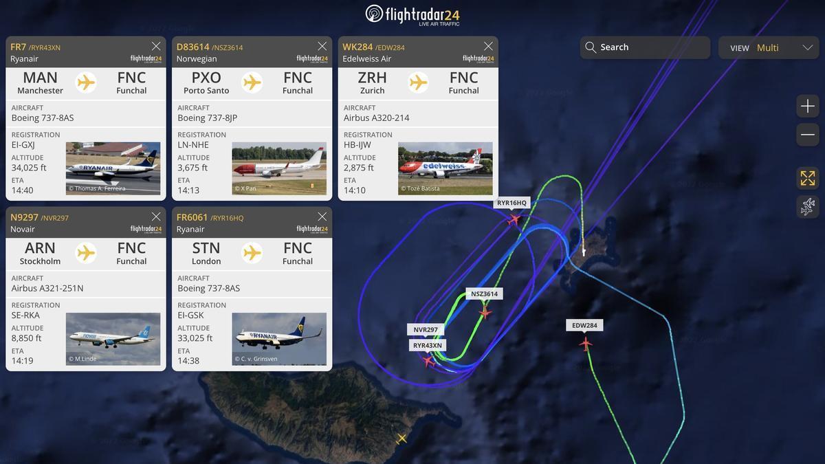 Aviones a la espera de aterrizar en el aeropuerto de Madeira, hoy.