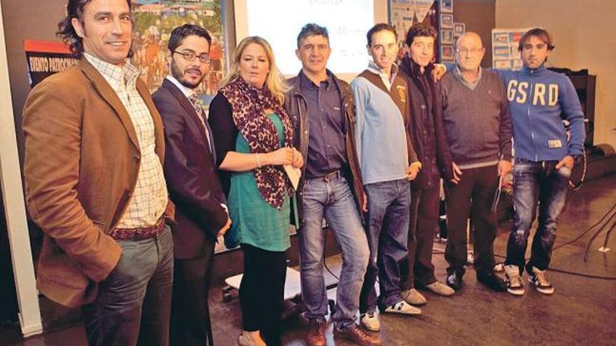 De izquierda a derecha, Antonio Rodríguez Virgili, Gerardo Antuña, Cristina Álvarez, José Luis Junquera, Santi Pérez, Chechu Rubiera, Coque Montero y Carlos Barredo, ayer, en la presentación de la ronda asturiana.