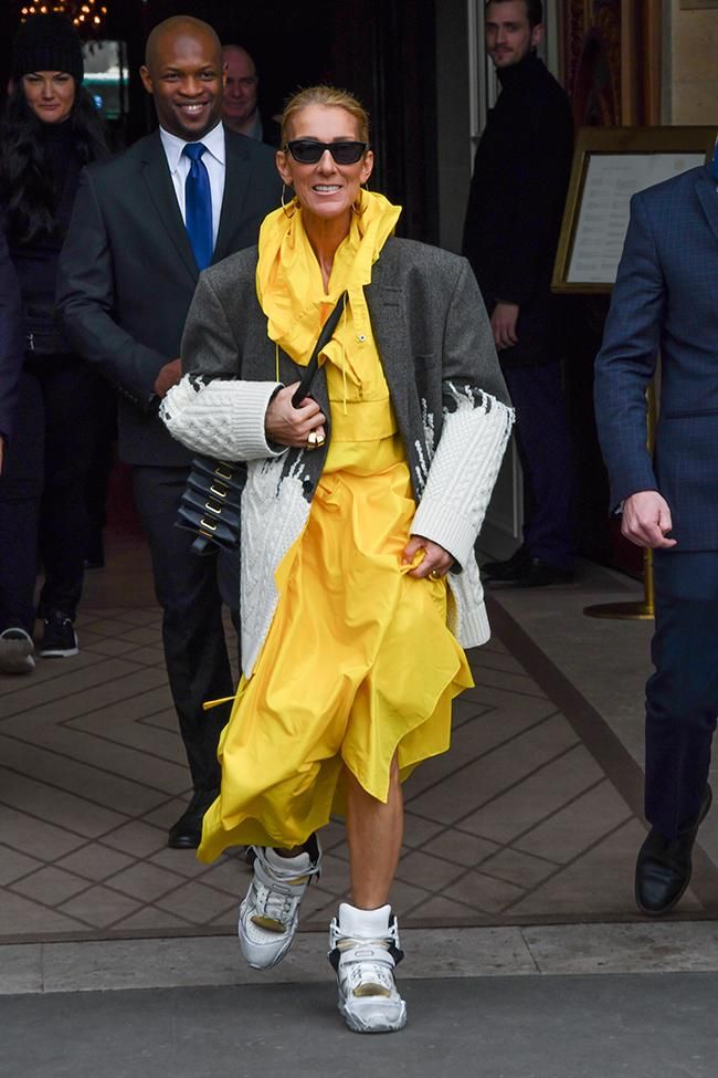 Celine Dion a la salida de su hotel en París