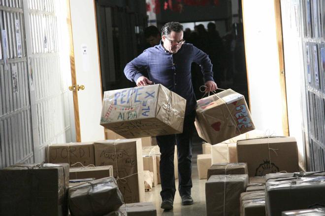 Así se preparan los regalos repartidos por los Reyes Magos en Alcoy