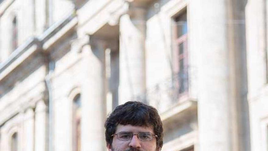 Enrique Carballo, ante la facultad de Historia en Santiago.