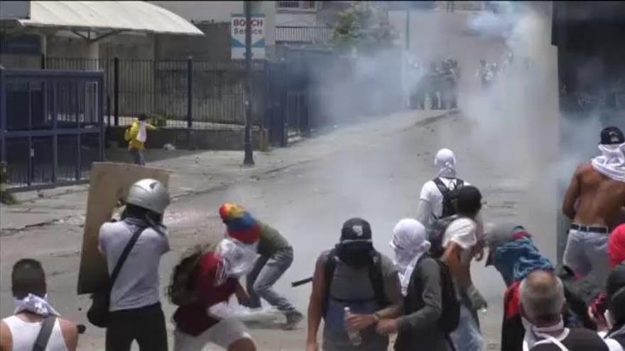 Violentos enfrentamientos entre grupos de la oposición venezolana y las fuerzas de seguridad