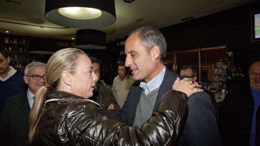 Camps y Sonia Castedo se saludan antes de la cena del pasado viernes en Alicante.