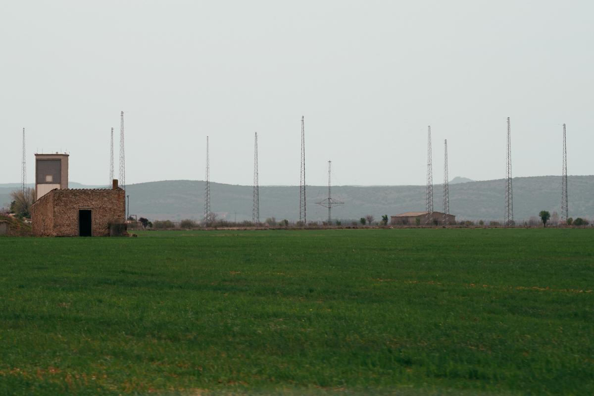 Un campo de antenas de 'High Frequency' en la base militar 'El Doctor' de Ciudad Real.