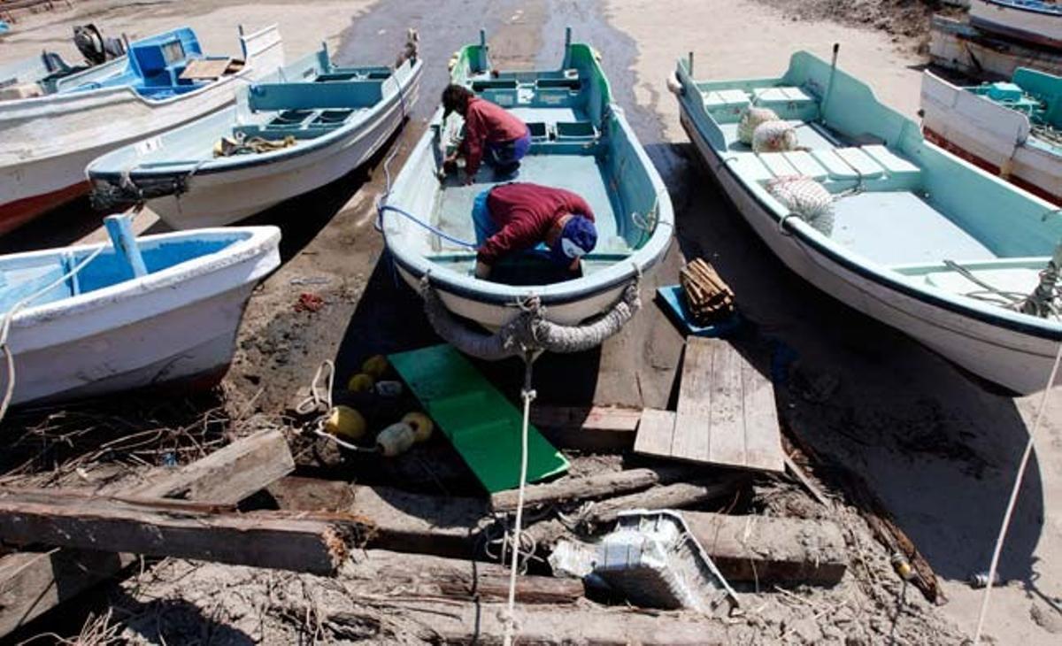 El pescador Yutaka Iizima, de 53 anys, renta la seva danyada barca després del tsunami de l’11 de març.