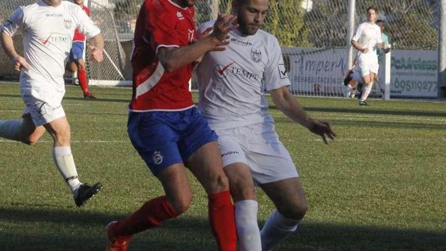 Un jugador del Candeán protege el balón. // Santos Álvarez