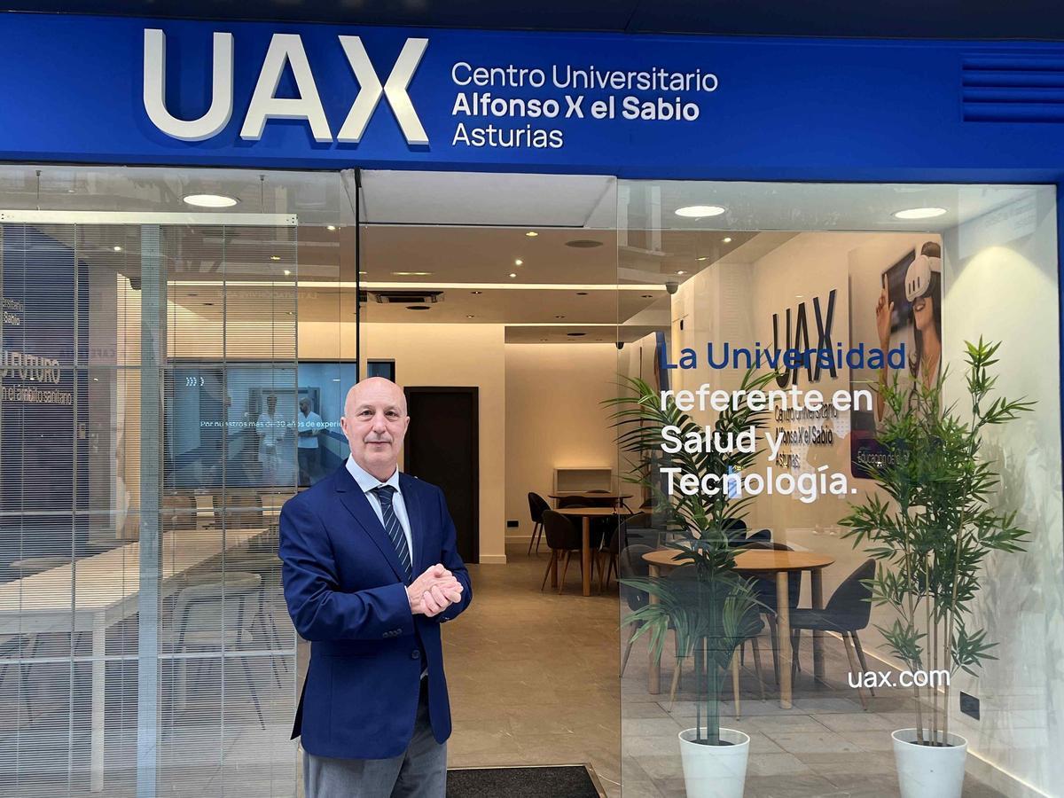 Jaime Algorta, Director del nuevo director del Centro Universitario Alfonso X el Sabio Asturias, en el nuevo punto de información en Oviedo.