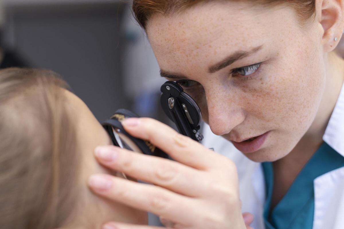 La cirugía más indicada es la facoemulsificación del cristalino con ultrasonidos e implante de una lente intraocular.