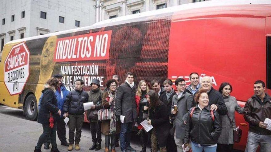 Un autobús de Ciudadanos con fotos de Junqueras y Puigdemont recorre Madrid en contra de los indultos