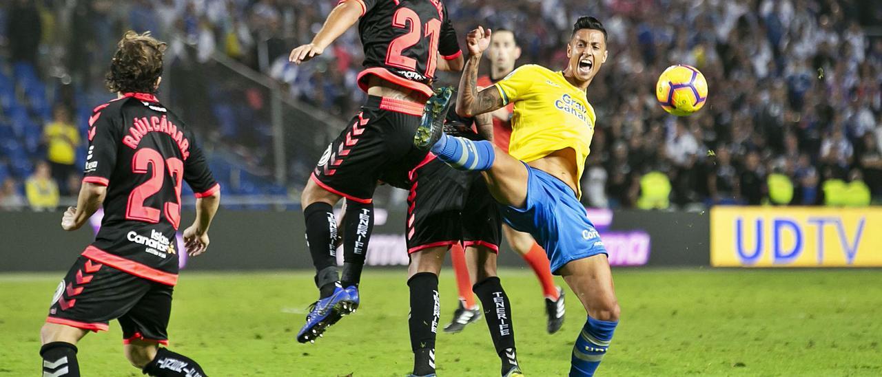 El centrocampista lagunero de la UD Maikel Mesa pugna con Jorge, bajo la mirada de Raúl Cámara (23), en el derbi canario del 16 de diciembre del 2018. Detrás, el colegiado Sagués Oscoz. | | QUIQUE CURBELO