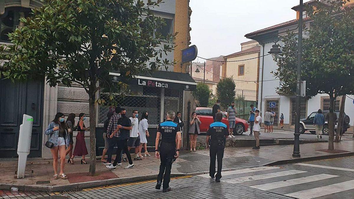 Policías locales, en una intervención durante el Carmín, el pasado fin de semana, en Pola de Siero.