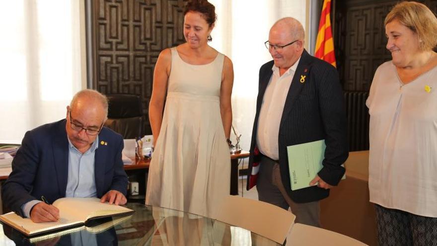 El conseller Josep Bargalló firmant el llibre d&#039;honor de Girona.