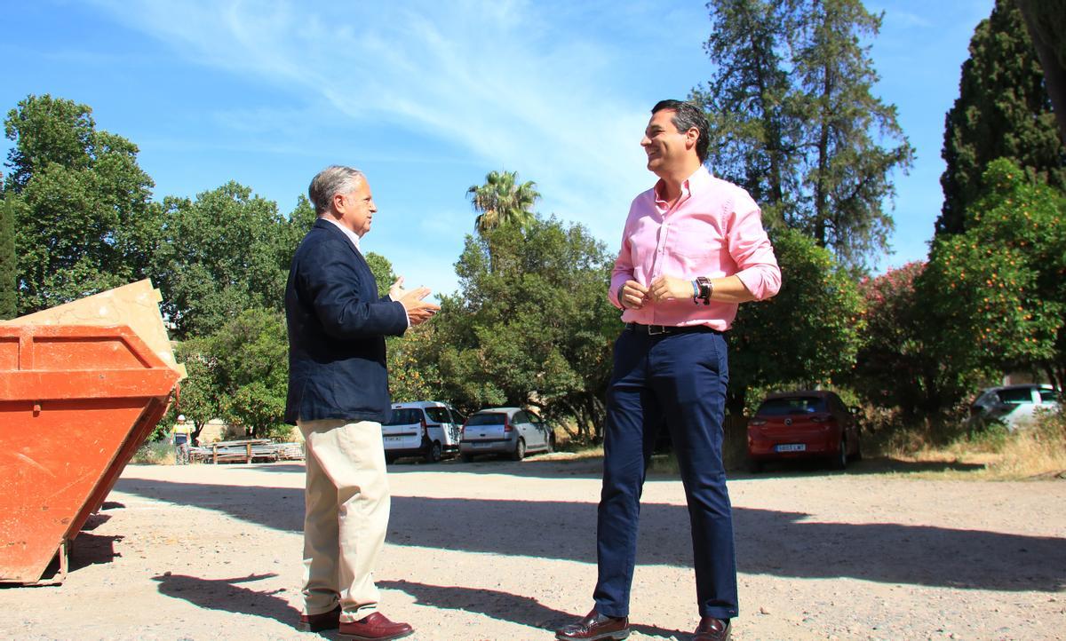 Fuentes y Bellido, en el patio de la biblioteca de Amador de los Ríos.