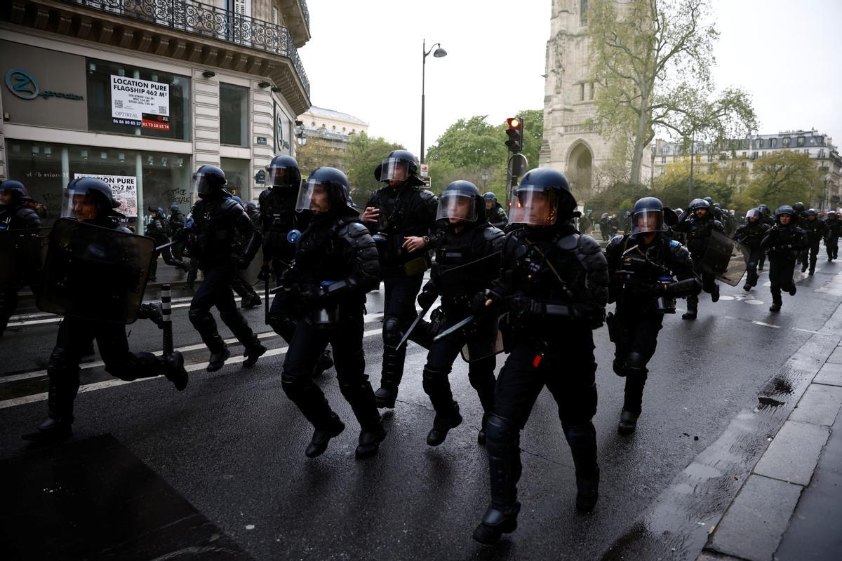 Protestas en Francia. Miles de ciudadanos se echan a las calles para manifestar su descontento con el fallo del Constitucional francés y que ha generado altercados en diferentes ciudades