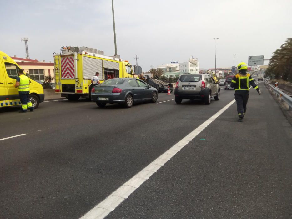 Accidente con vuelco en la GC-1