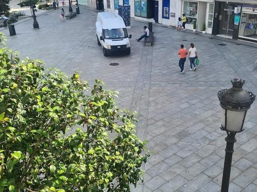 Una furgoneta cruzando la plaza de Galicia.