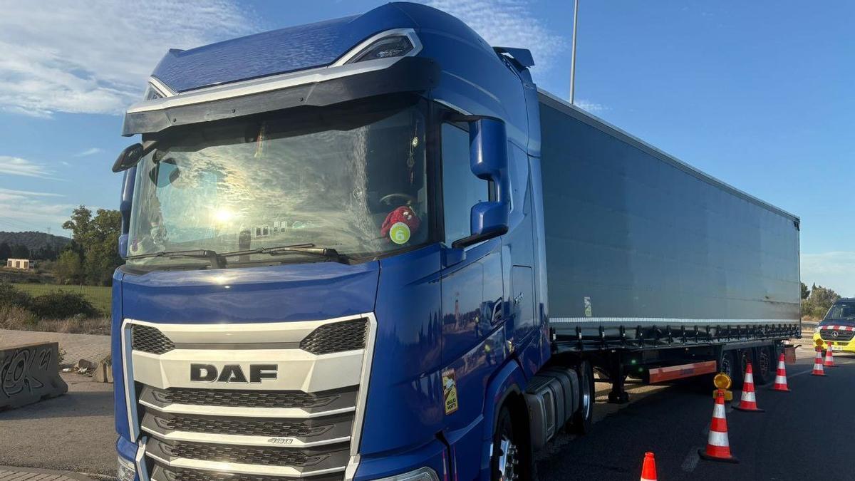 Detenido en Tarragona un camionero que invadía carriles en la AP-7: superaba nueve veces la tasa permitida de alcohol