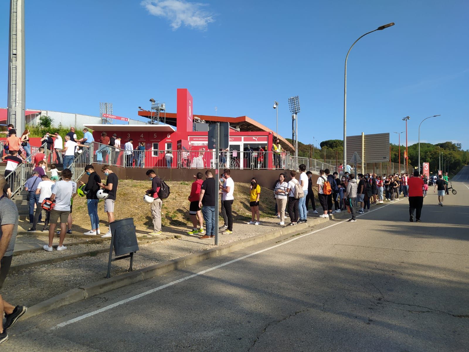 Cues a Montilivi en busca d'una entrada pel Girona-Almeria