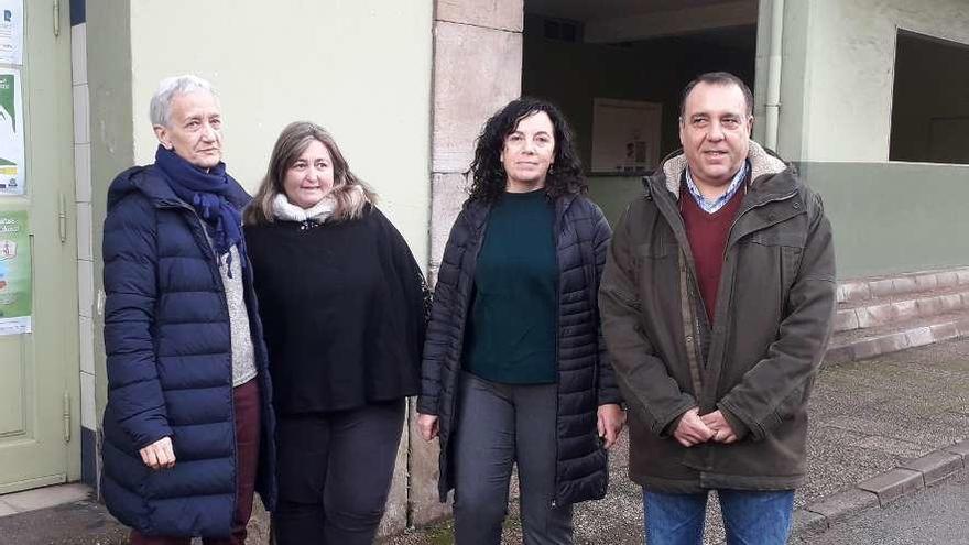 Por la izquierda, Carmen Suárez, consejera de Educación; Mónica Díaz Fernández, secretaria del centro; María Covadonga Boga García, directora, y Jorge Luis Cañal Rodríguez, jefe de estudios.