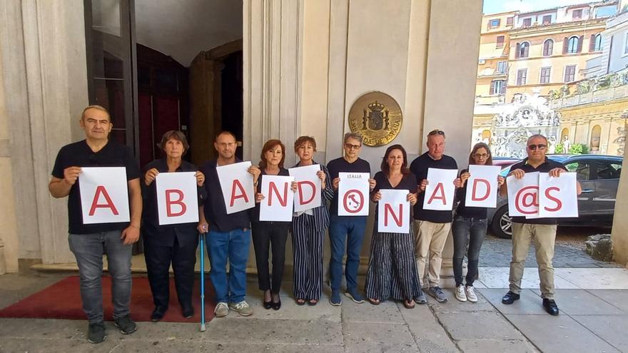 Personal laboral se concentra frente a la Embajada de España en Italia en el primer &quot;lunes negro&quot;.