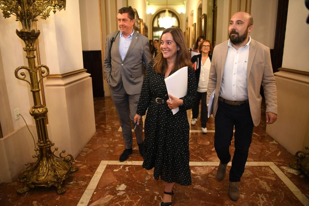 La alcaldesa cobrará 69.218 euros brutos anuales y los concejales, 59.582 euros, un incremento de casi 30.000 euros con respecto al salario que marcó Marea Atlántica para el exregidor Xulio Ferreiro.