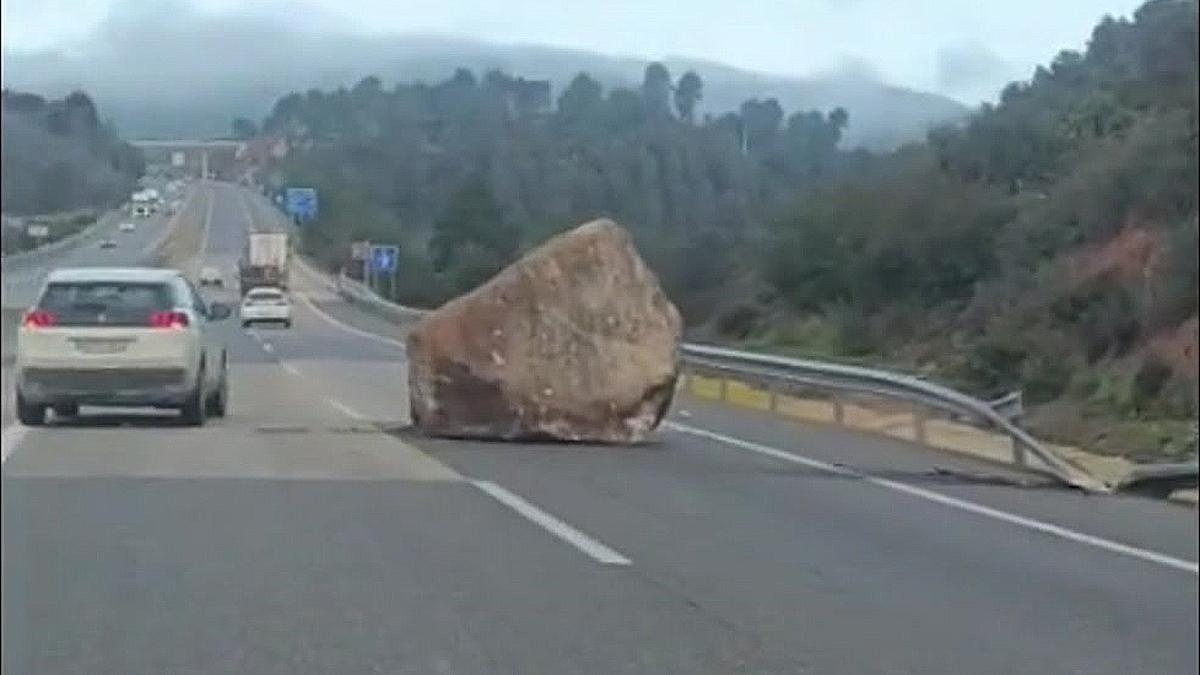 La caída de una gran roca obliga a cortar un carril en el Eix Transversal, a la altura de Rajadell