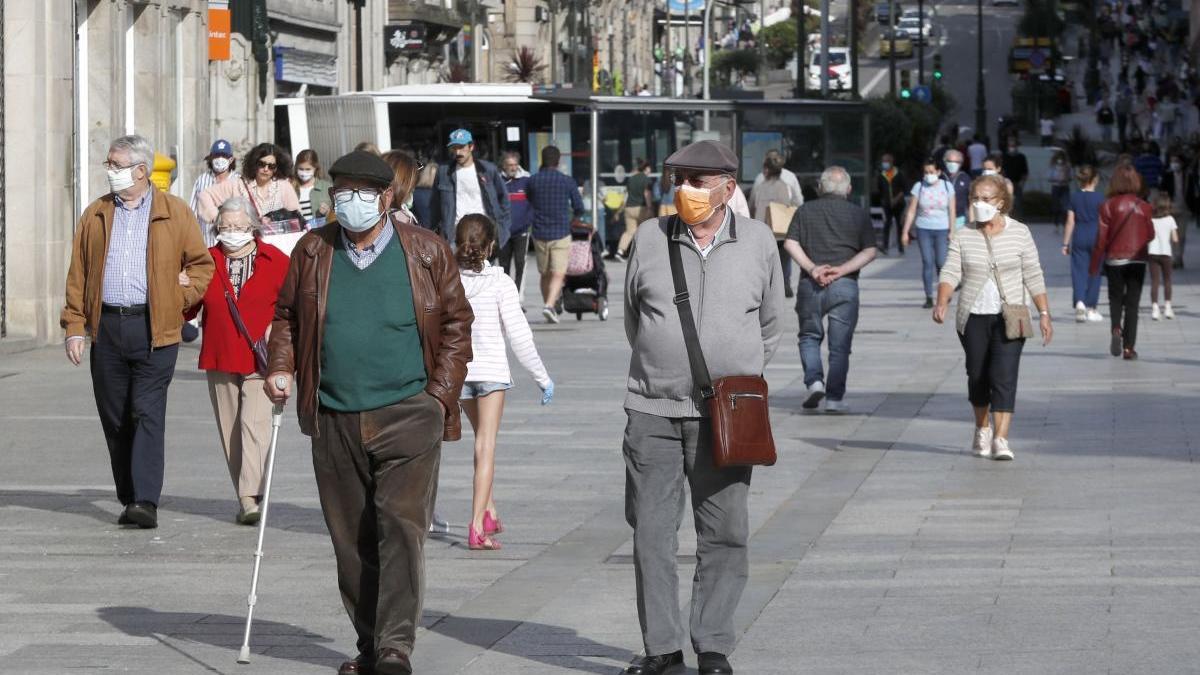 Viandantes por la calle Príncipe, la mayoría con mascarilla. // José Lores