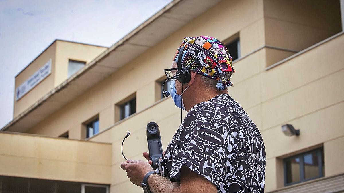 Un facultativo muestra los auriculares que ha tenido que comprar 