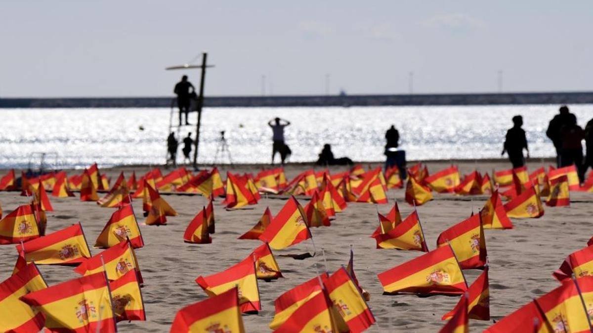 Banderas de España, en una playa, en una imagen de archivo.