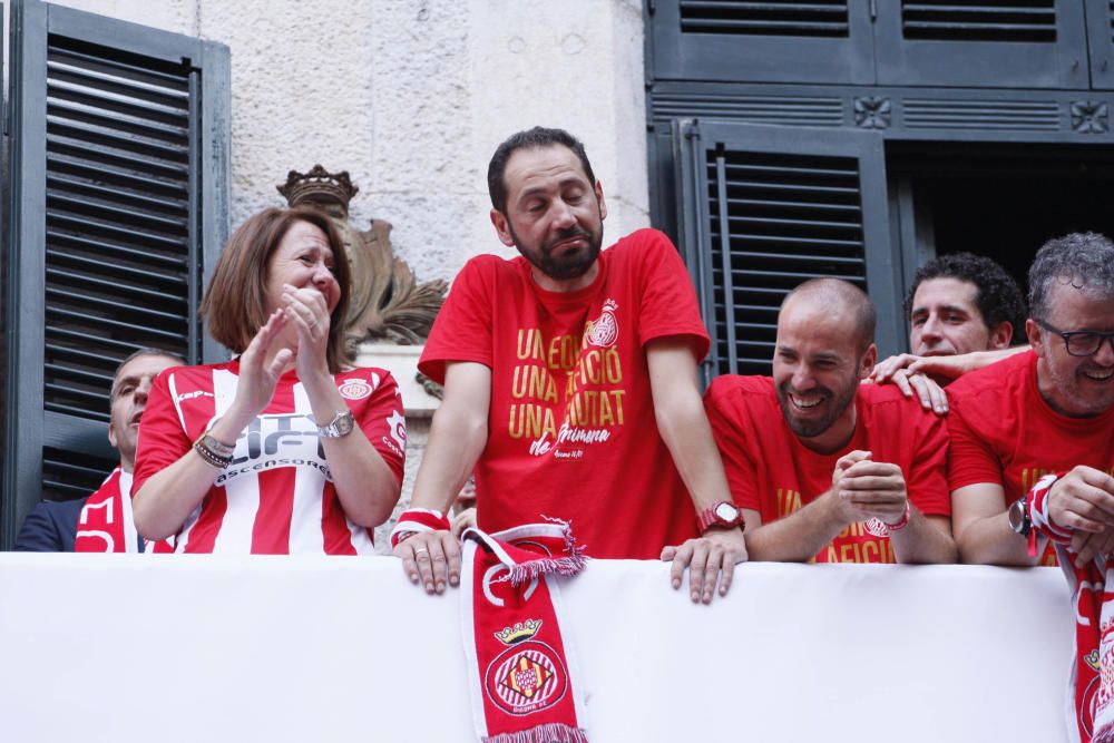 Parlaments dels jugadors del Girona al balcó de l'ajuntament