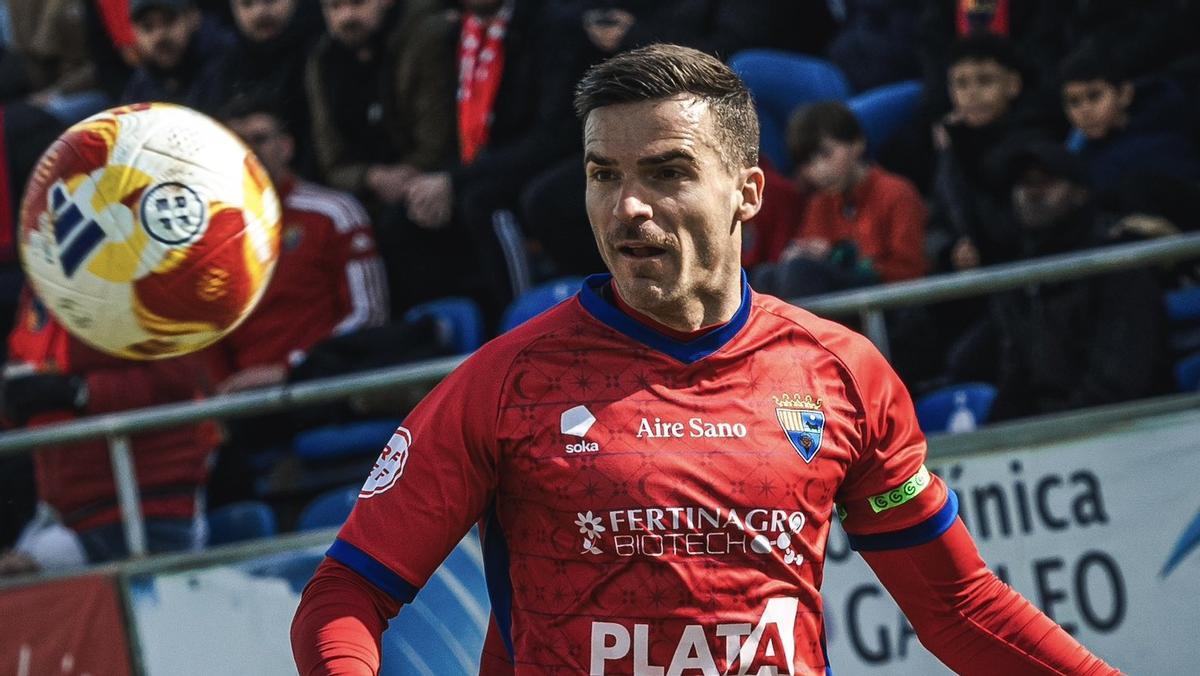 Manel Royo controla un balón durante el partido ante el Real Murcia.