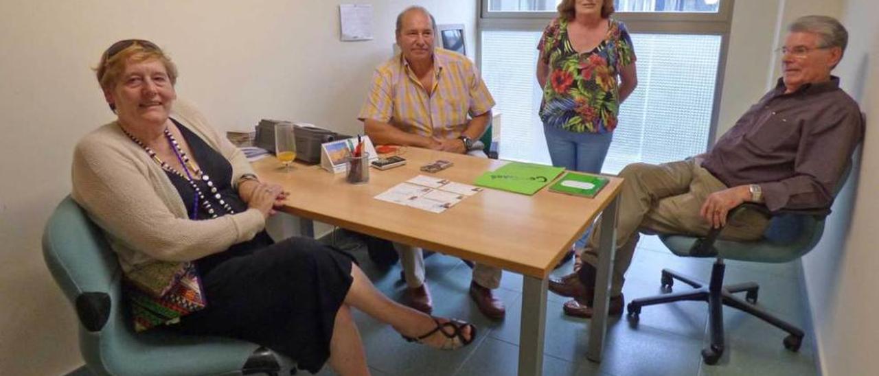 Loli Fernández, Daniel Varas, Begoña González y Ramón Obaya, ayer, en el hogar del jubilado.