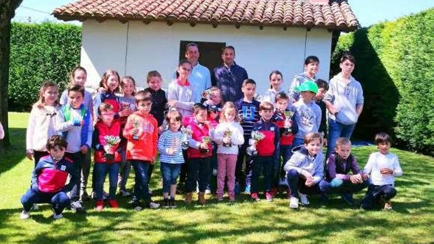 Los jóvenes golfistas durante la entrega de premios.