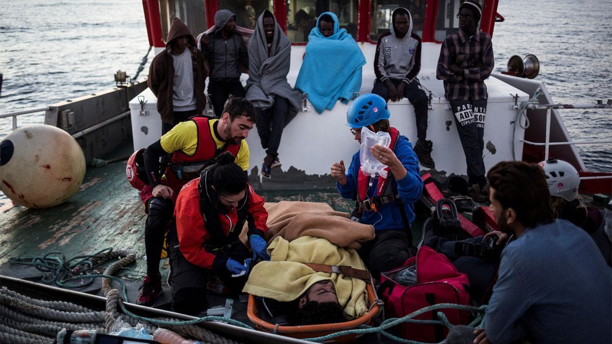 Los once inmigrantes del pesquero español, entregados a la guardia costera de Malta