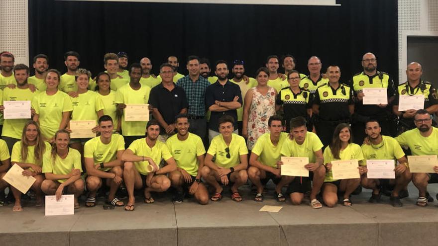 Socorristas y policías de playas obtienen el diploma del curso Bandera Azul